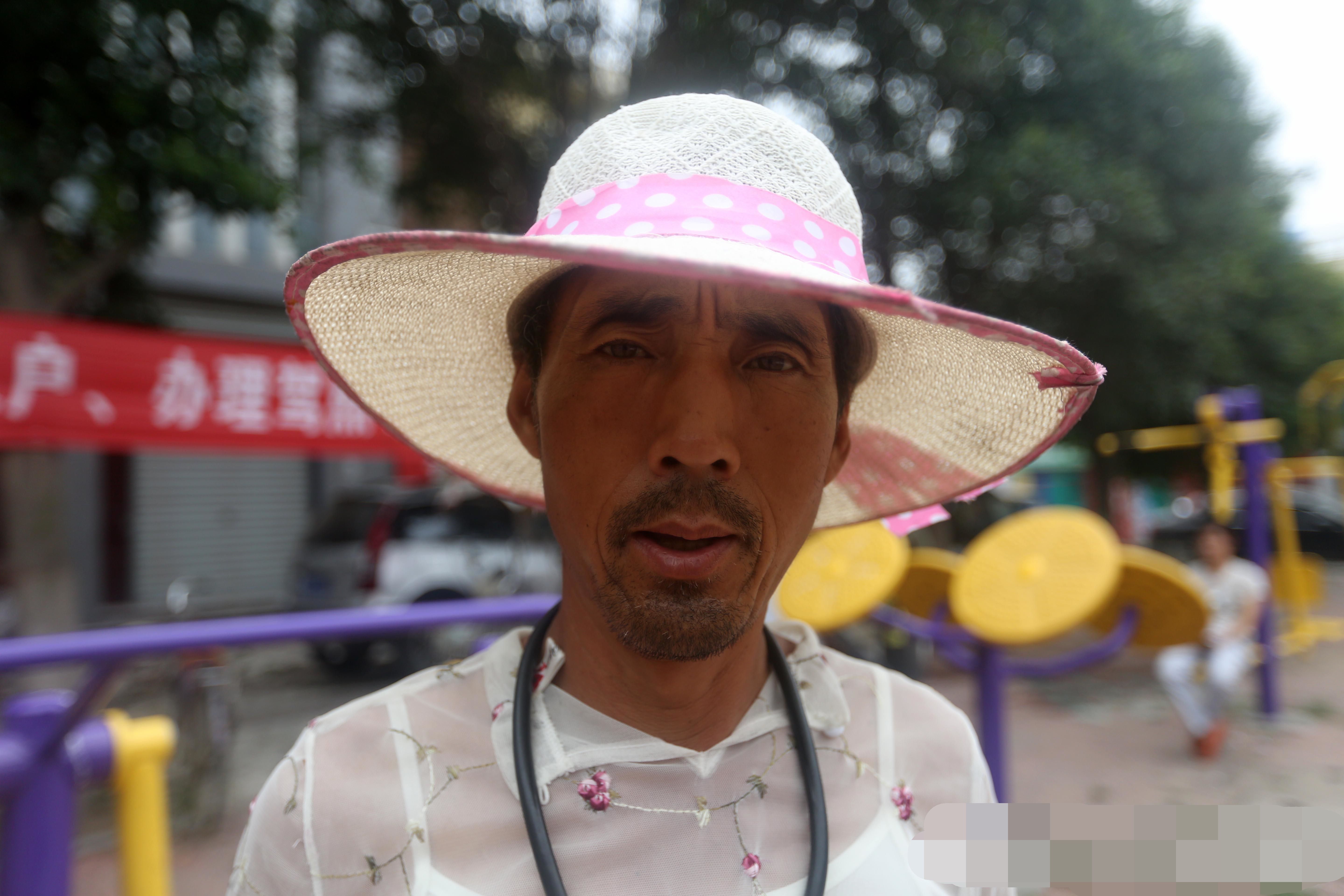 51岁男子每天穿漂亮裙子 拉垃圾攒钱欲做变性手术