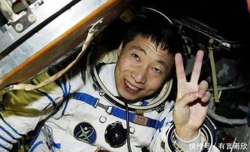 太空第一人杨利伟,看到他如今的生活状况,网