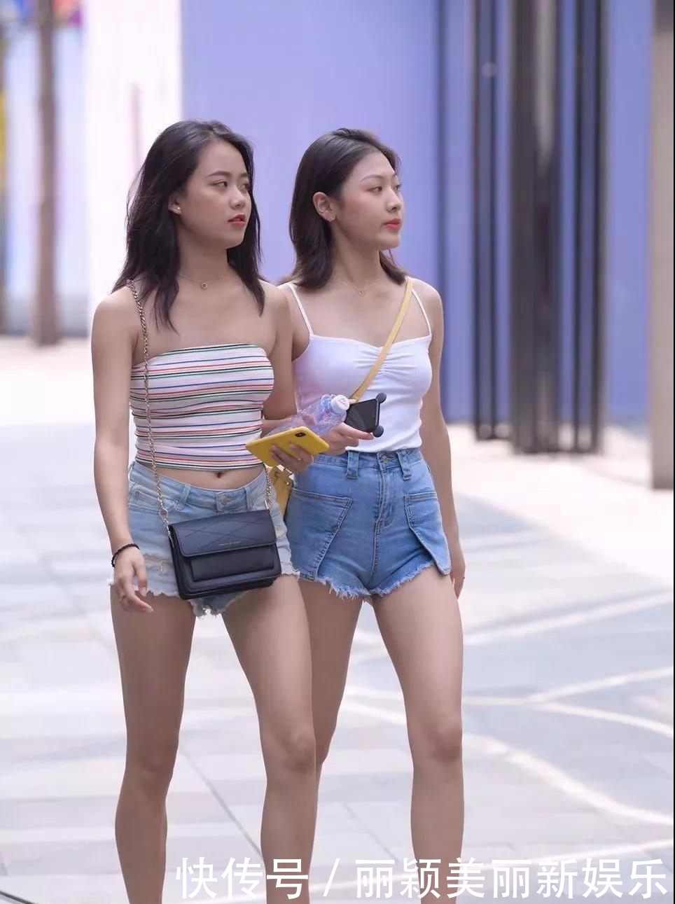 『美女』清凉热裤美女姐妹花,双腿白皙性感时尚