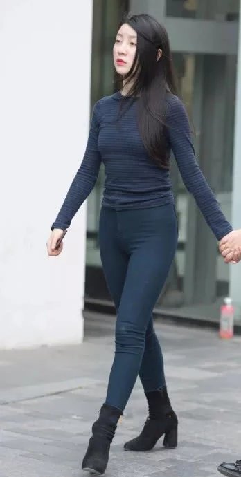 气质小姐姐一身黑色的紧身装扮完美凸显凹凸的身材，网友：这身材