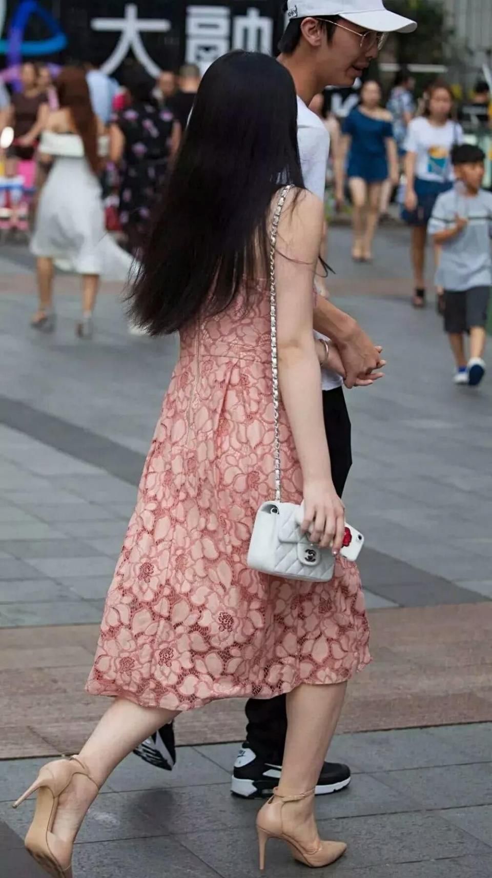 街拍：身材很棒的粉裙美女和男友晒幸福