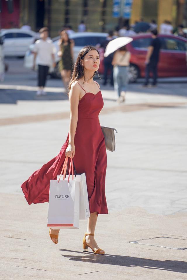 街拍：时尚性感甜美白皙的小姐姐，风韵美丽有致万种风情！