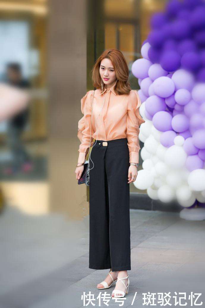 街拍：清凉又不失淑女气息，第三位穿着奶奶款的碎花修身短袖很赞