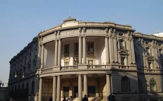 星巴克爆改百年老建筑，将闲置“废楼”改出王炸！网友：别卖咖啡