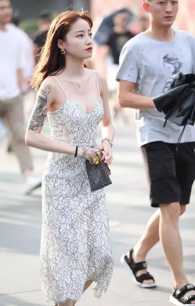 白色吊带碎花连衣长裙搭配绑带凉鞋，灵动唯美淑女气息