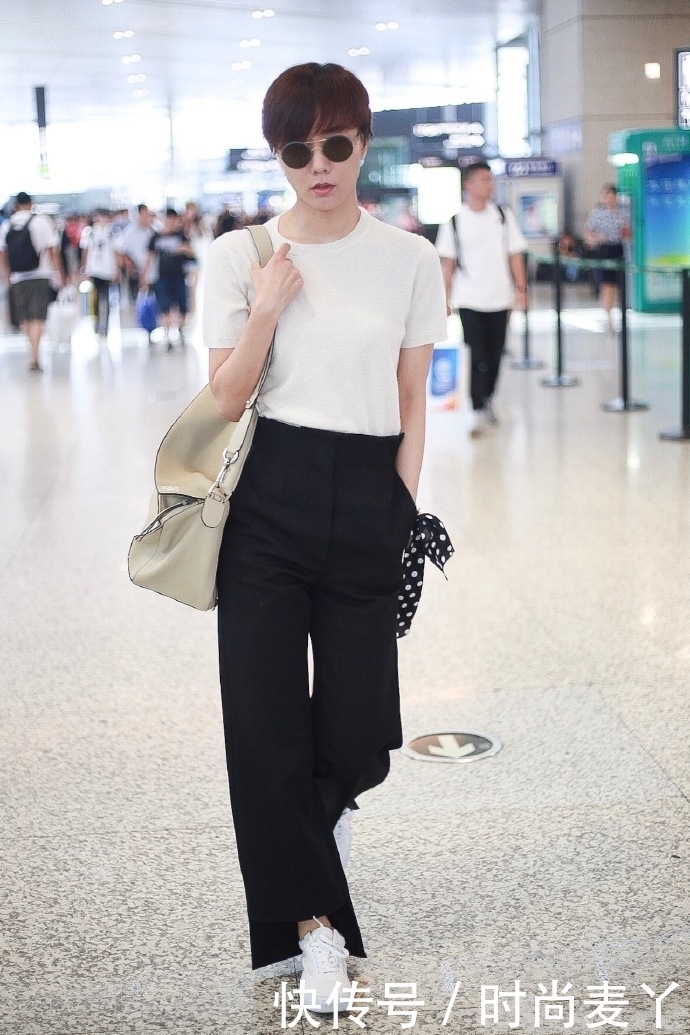 王珞丹穿健身裤去机场，转身的瞬间好尴尬，网友：哎，上衣太短了