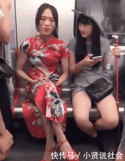 地铁上一旗袍“美女”卖萌, 旁边的妹子被迷住了, 网友: 不尴尬吗