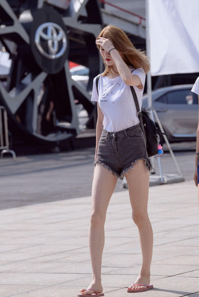 皮肤白皙的小姐姐热裤显露出逆天大长腿，真是让人羡慕