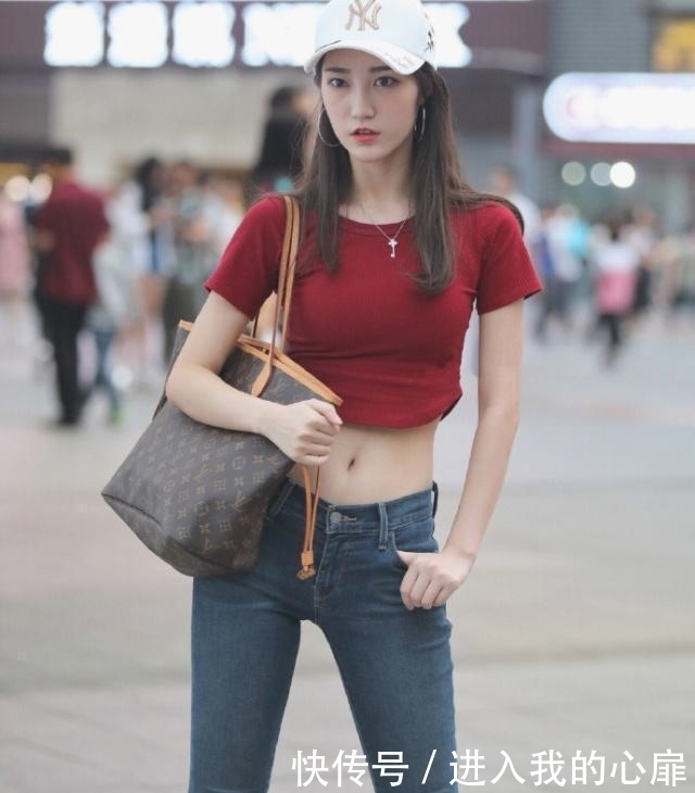 装秀:街拍:健美身材的小姐姐,穿紧身肚脐装秀A4腰,细又长令人羡慕