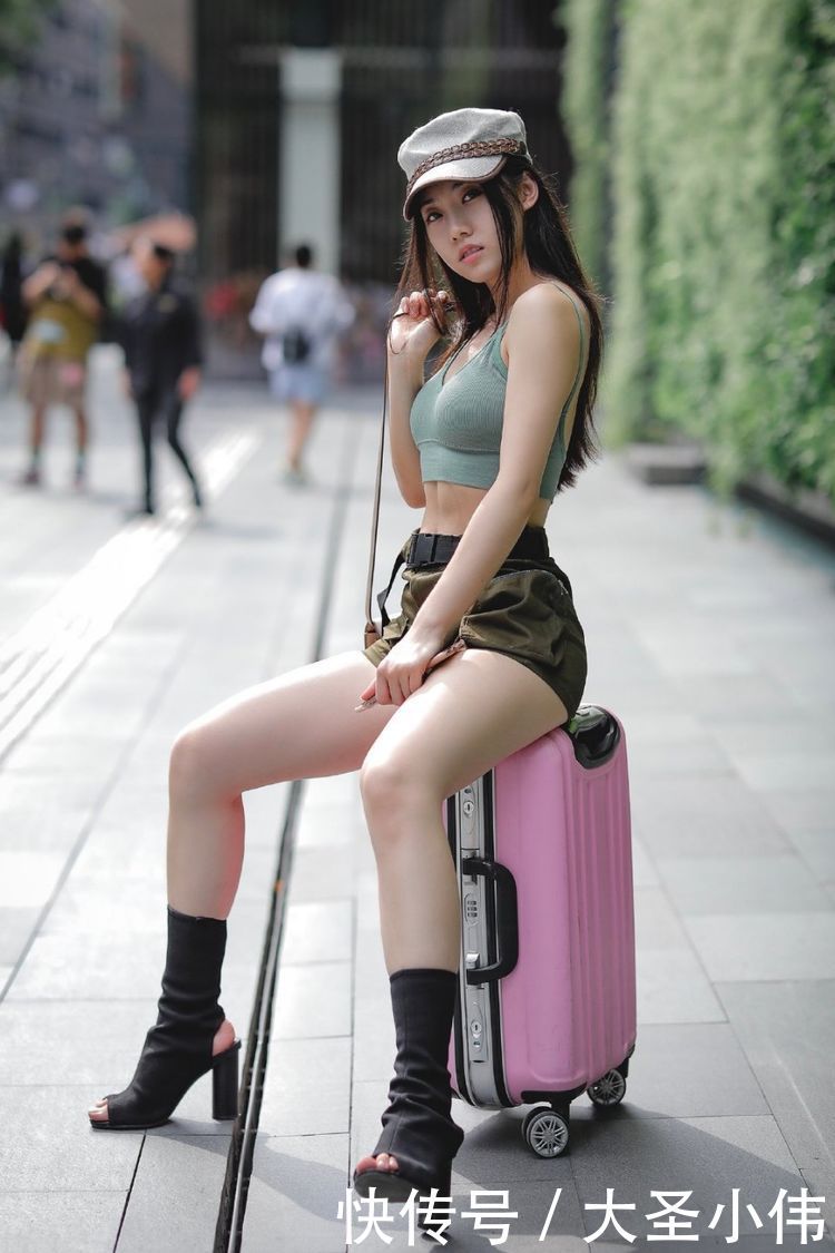 穿搭■美女街拍：前面露出脚趾头，后头露出脚后跟，靓女这靴子买的真划算