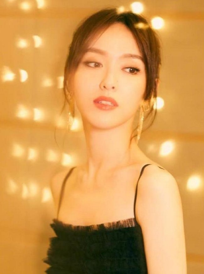 穿上黑色长裙的欧阳娜娜已经妩媚动人了,但看到唐嫣之后我沉默了