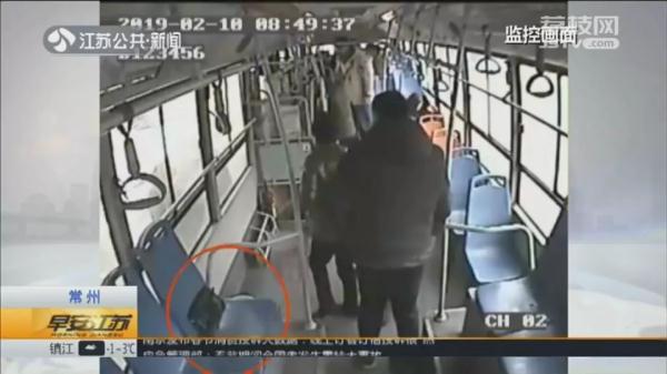 上车挎着一包钱，下车包没了！司机一句话，她的心定了下来...