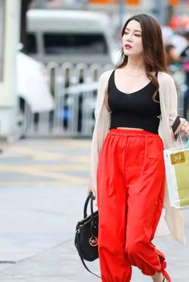 美女|路人街拍,美女粉红色休闲衫搭配浅色牛仔裤,格外的有魅力