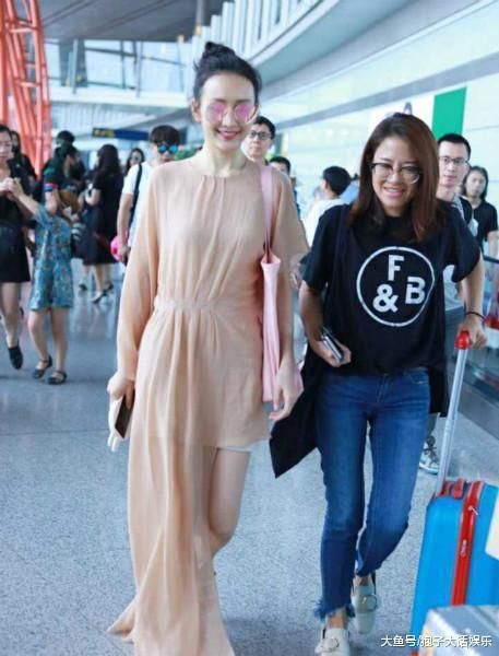 王鸥现身机场：肤色的开衩长裙，仙气十足还不失，却穿着拖鞋