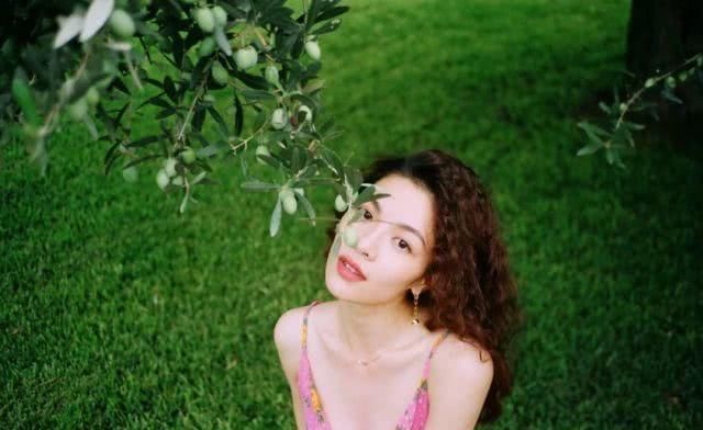  [钟楚曦]喜欢复古风的女生，烫个羊毛卷