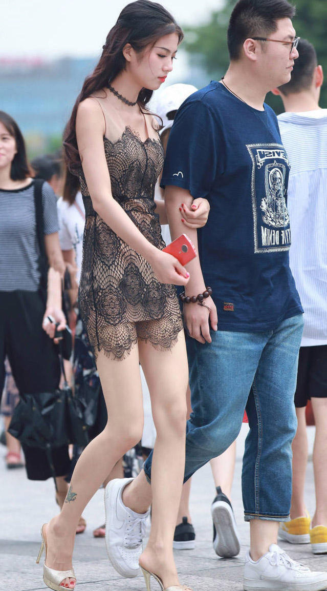 气质小姐姐肉色连衣裙尽显迷人曲线，千娇百媚的身姿很是吸睛，网