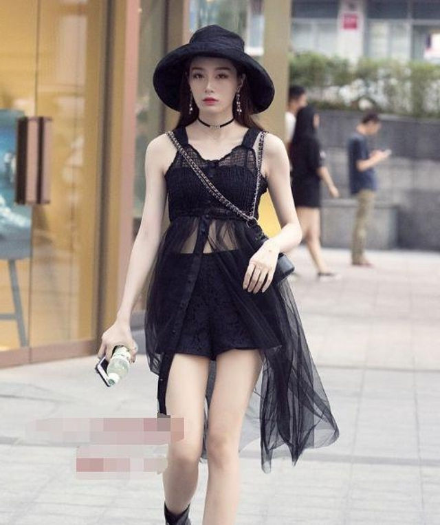 清爽■路人街拍,美女穿时髦的紧身裙,简洁清爽,更具吸睛效果