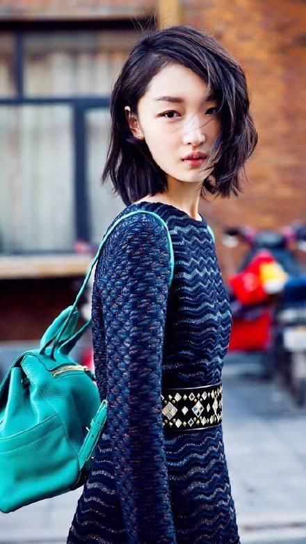 郑秀晶参加巴宝莉活动时,网友发现她的胸部垂到了肚脐眼