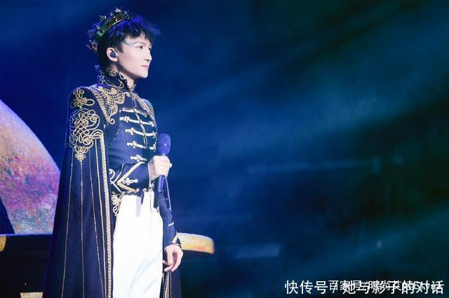 【岁周】28岁周深终于放狠招,穿牛仔短装161cm变181cm,身材比例堪比男模