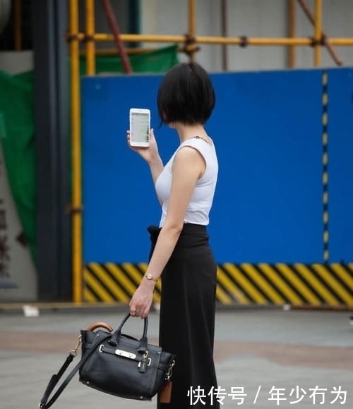 姿态■白色上衣搭配阔腿裤,小清新风格,活泼可爱,尽显小女生姿态
