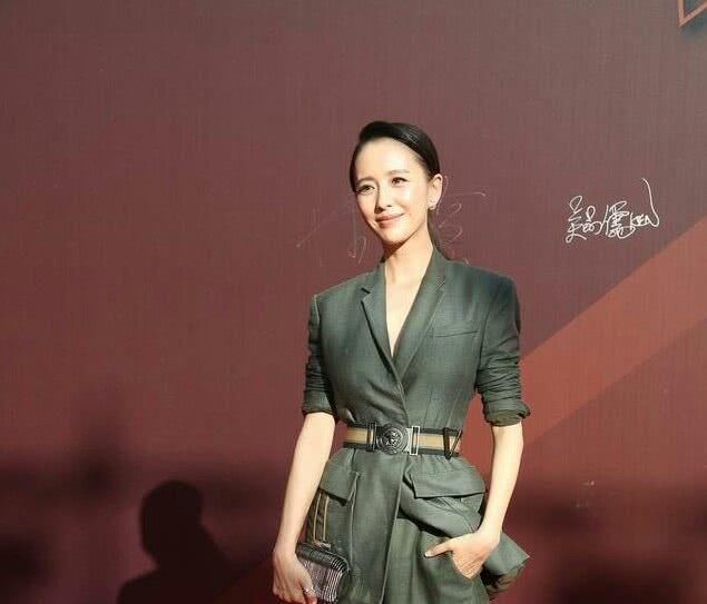 这应该是佟丽娅穿西装最丑的一次!老气横秋，侧脸还很像韩庚?