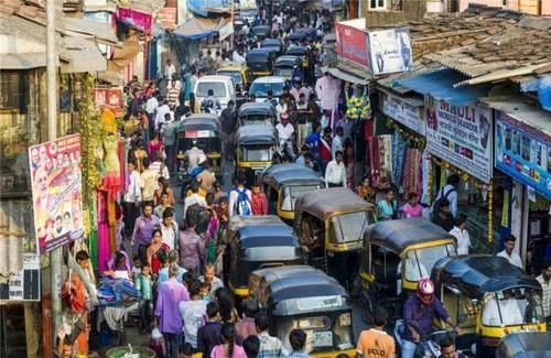 印度再添“世界之最”，耗巨资建全球最大鸟雕像，游客：这姿势真