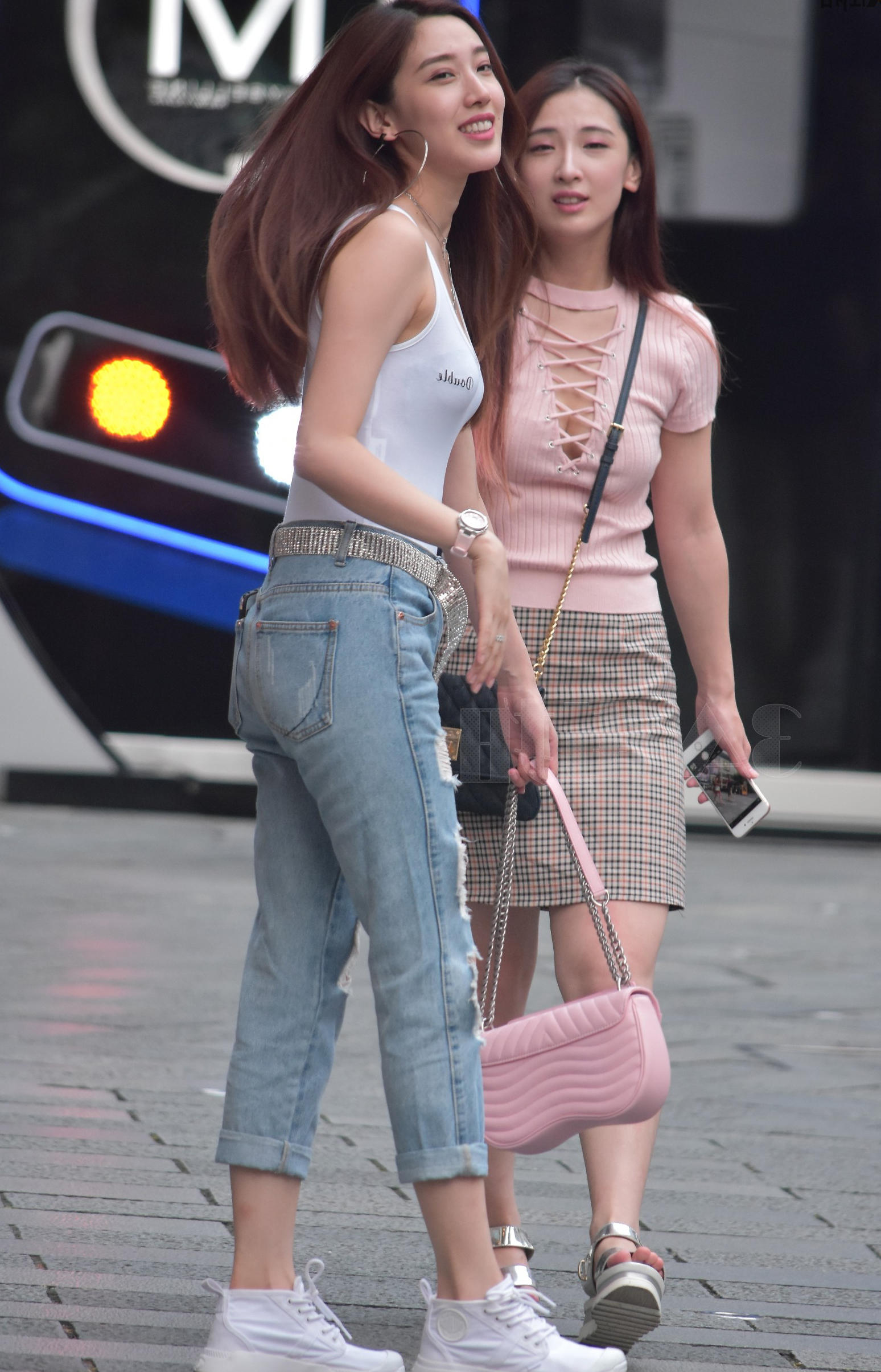 轻熟女小姐姐白色吊带裹出饱满上围，和闺蜜一起逛街，引的路人侧