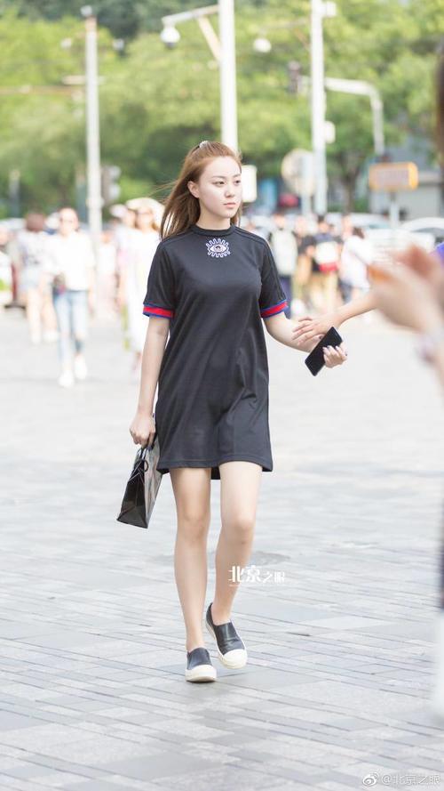 路人街拍,是包太大呢?还是腰太细?反正就是很美哒