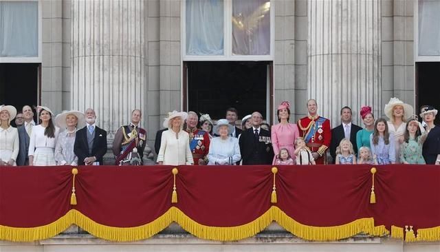 92岁英国女王大寿,梅根露双肩秀性感,卡米拉站位表明在王室地位