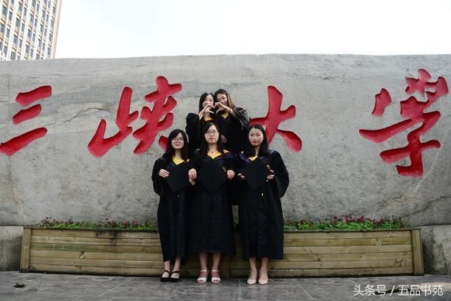 学校不大,专业很强和清华齐名;城市不大,工程最