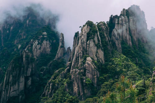 与黄山并称“姐妹山”的景点，景色超黄山，却是当地最低调的山