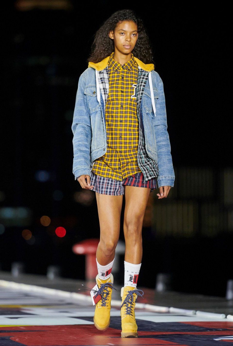 看热闹 | 这些人跑到黄浦江边比谁钻石大，你猜比伯嫂的排第几?