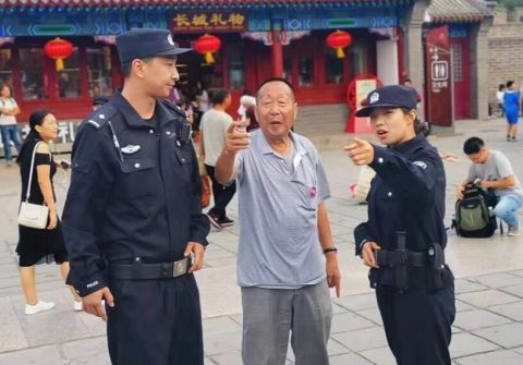 节日我们在岗丨北京旅游警察值守“十一” 各大景区对症施药