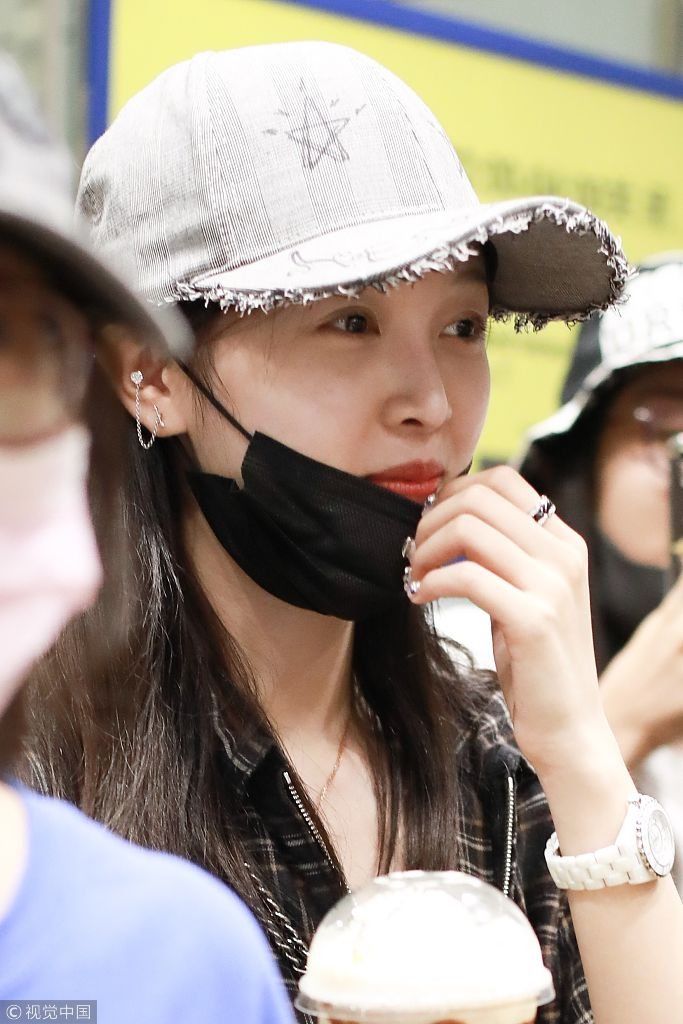 吴宣仪自曝拔智齿后口罩遮面低调赶路 捧咖啡猫腰疾走变调皮“吃