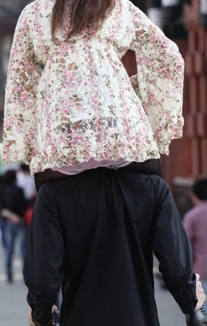 黑丝袜小姐姐街头游玩，各种高难动作，男友有些受不了了