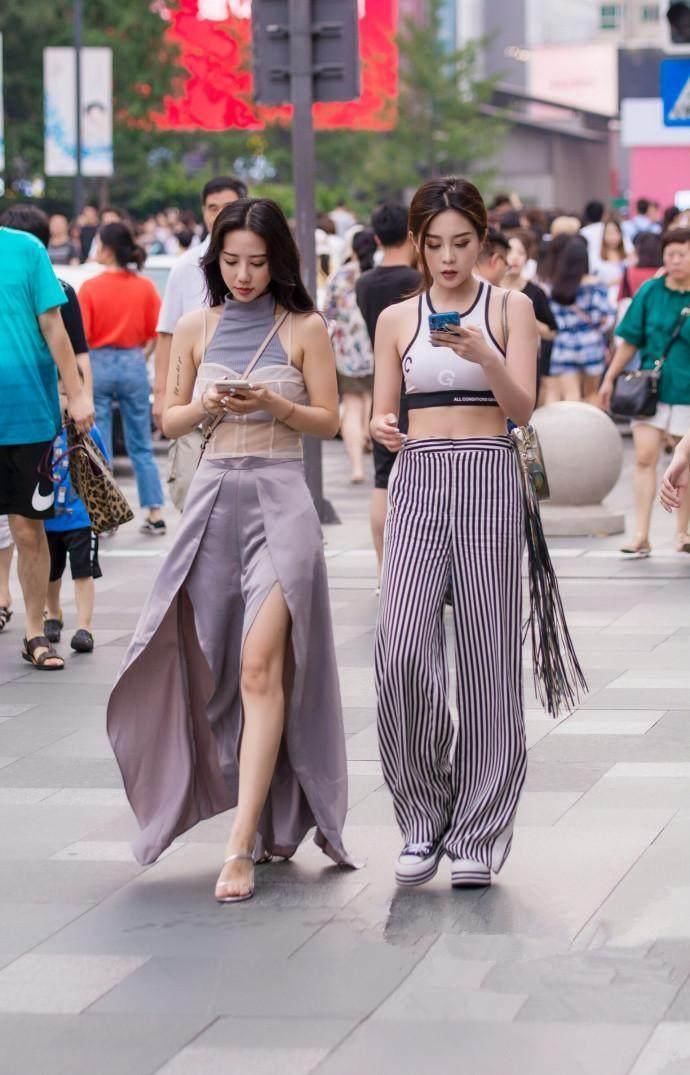 无袖背心搭配上一条高开叉连衣裙，身材好不好一看便知!