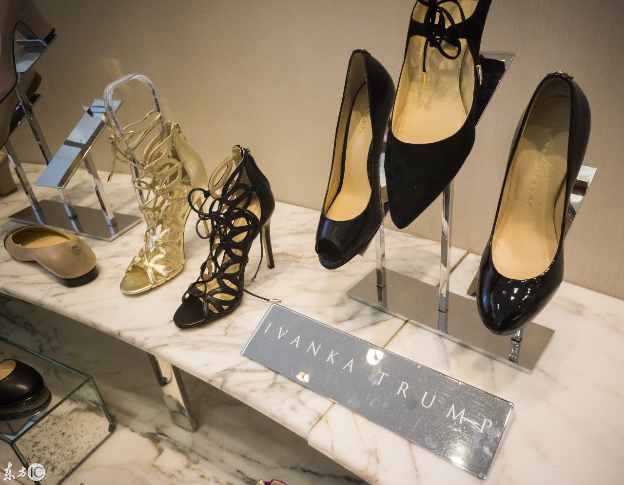 伊万卡设计的高跟鞋在梅西百货销售 多才的第一千金