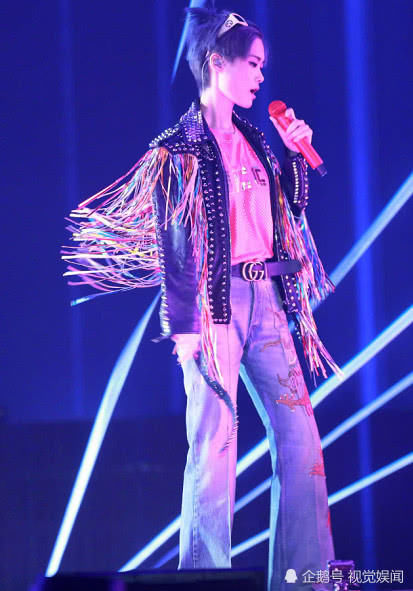 李宇春这腿可以单独出道了，她终于暴露身材，穿短裤秀出大长腿！