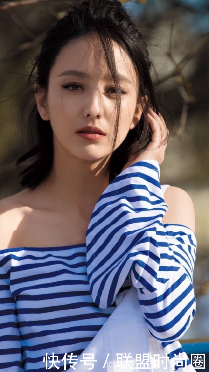 佟丽娅太狠了！这么窄的皮裙也要硬塞进去，网友：为了美豁出去了