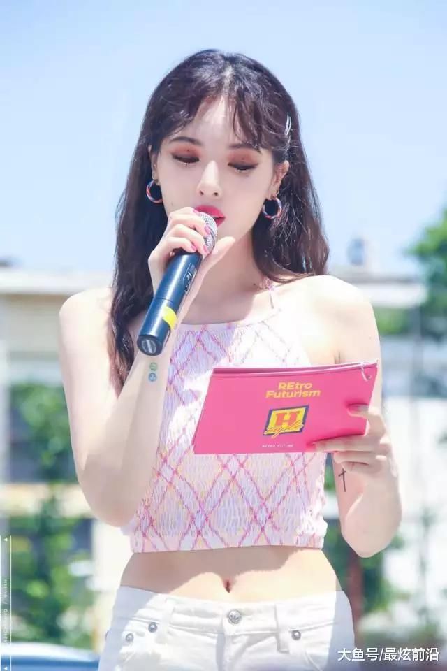 金泫雅真疯狂！上身仅仅只裹着一块布就上台，一般人可不敢这