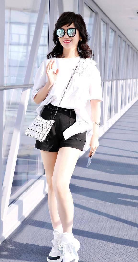 看56岁张凯丽穿短裤，再看63岁赵雅芝终于见识了真正的少女感