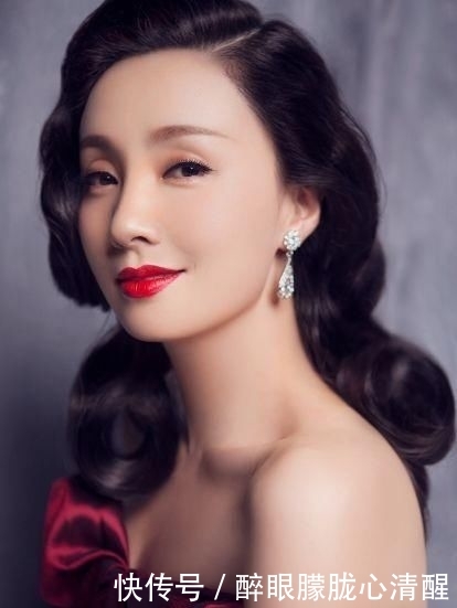 『 徐峥』把行李箱当马骑，长相像爸爸徐峥很俏皮，陶虹女儿罕见正脸曝光