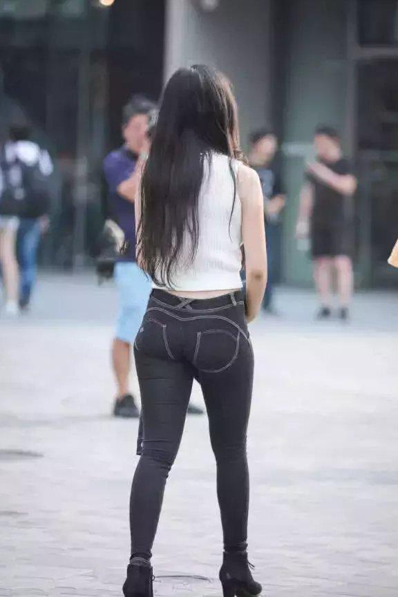 小姐姐紧身牛仔裤绷出丰腴弧线, 走路摇摆的姿态, 赢得很多回头率