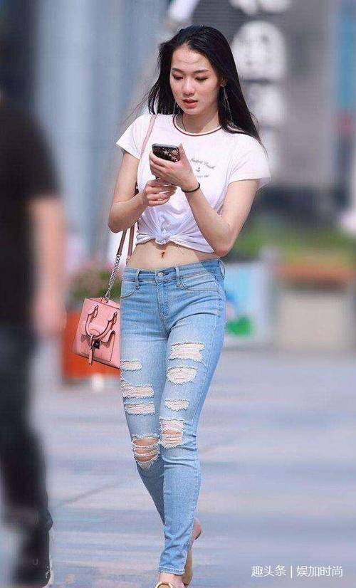 街拍：小姐姐都这么喜欢牛仔裤，走在街上呈现视觉美感！