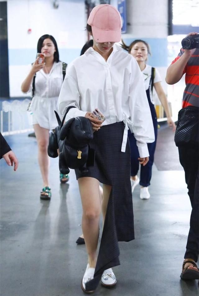 杨紫是来搞笑的吗？手撕裙、小狗包齐上阵，画风不要太奇特喔！