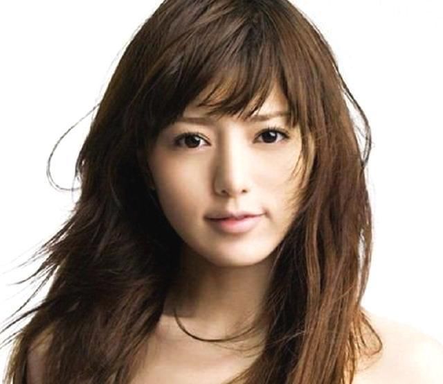 脸上有斑点不用急，牙膏蜂蜜一起用，光滑细腻变白