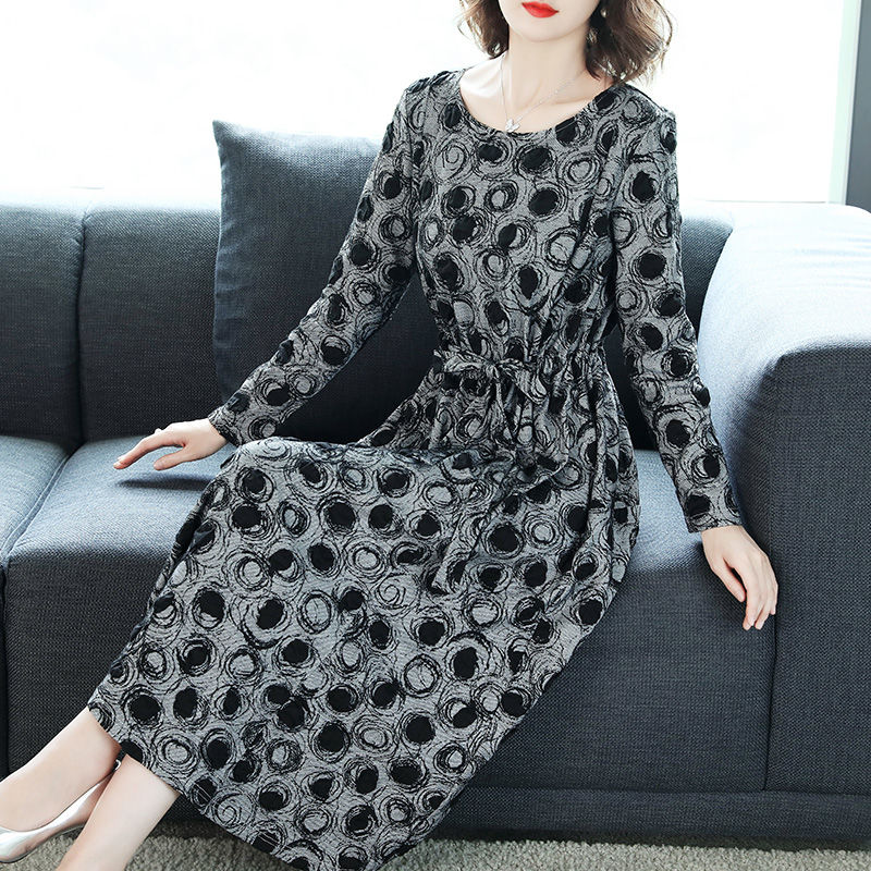 偶然发现:“高雅灰”秋裙，比酒红裙高贵洋气，特适合7080穿