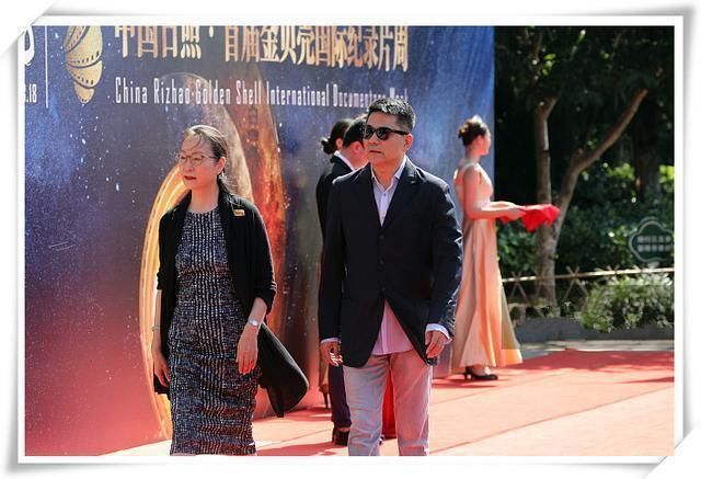 当63岁奚美娟撞上62岁刘晓庆，这就是优雅老去与过度保养的差距!