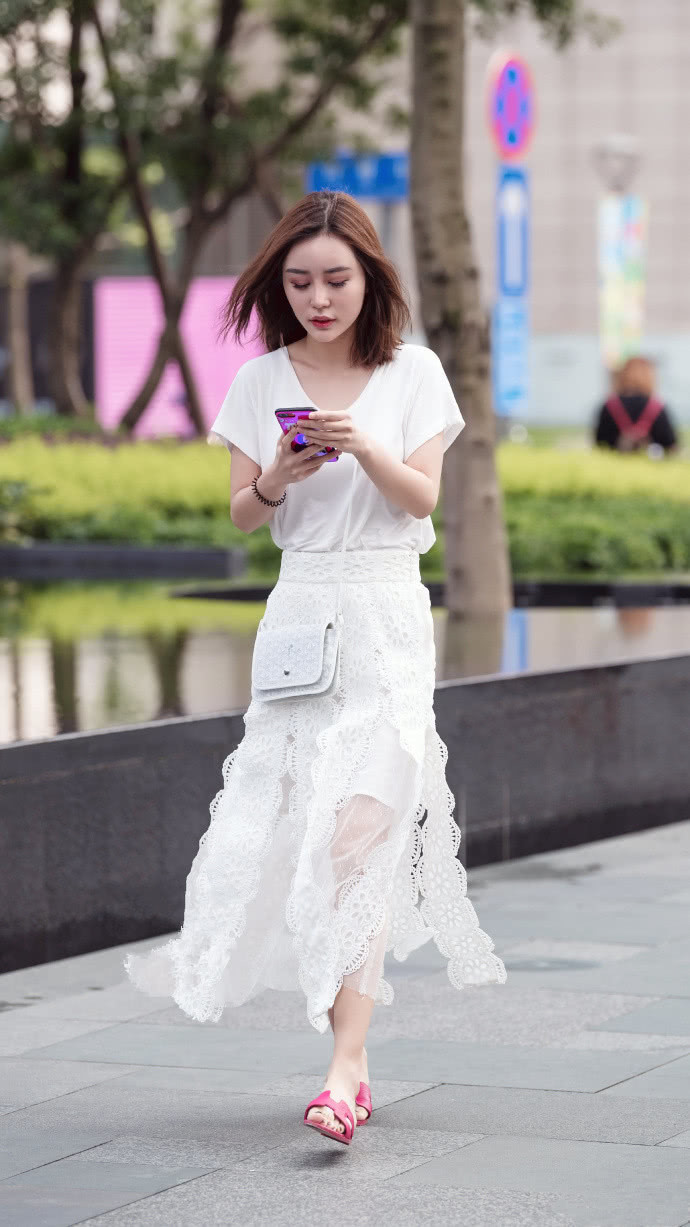 街拍：性感肌肤白皙的小姐姐，休闲清爽给人清纯的感觉！