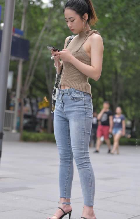 小姐姐的身材比例非常的匀称，腰部，臀部和腿都显示的那么完美